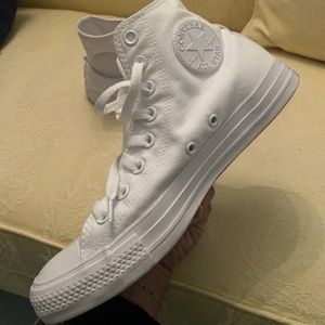 Converse! Men’s 7 Women’s 9!